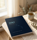 SIBO Quick Start — photographie éditoriale, livre sur table en bois avec thé et eucalyptus